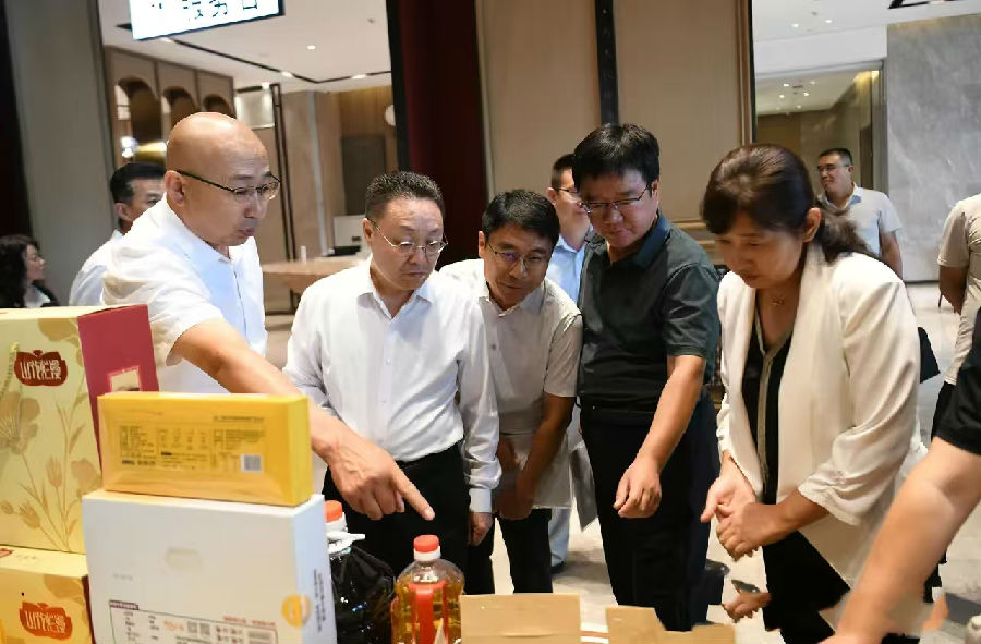 会议期间专家及嘉宾走访企业了解杂粮销售情况 &nbsp;晋兴摄