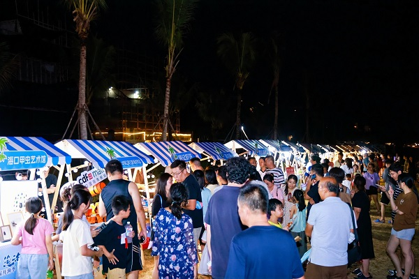 市民游客逛市集（陈创淼 摄）