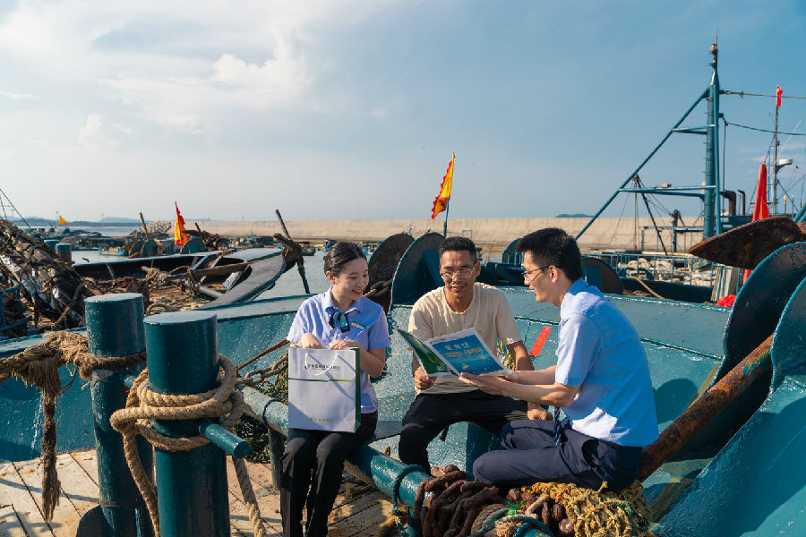 邮储银行客户经理为客户介绍蓝海贷产品 （陈淑惠 摄）