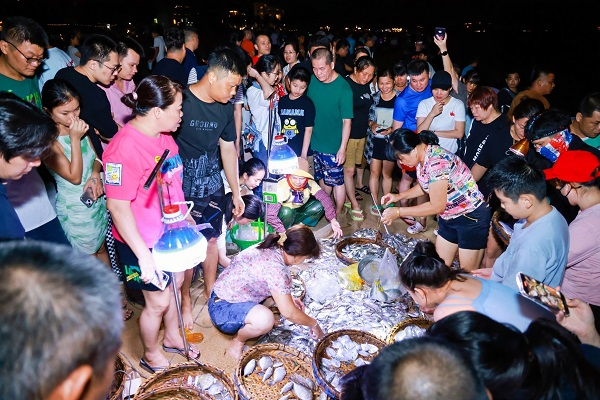 渔船归来，市民游客抢购渔获尝鲜（陈创淼 摄）