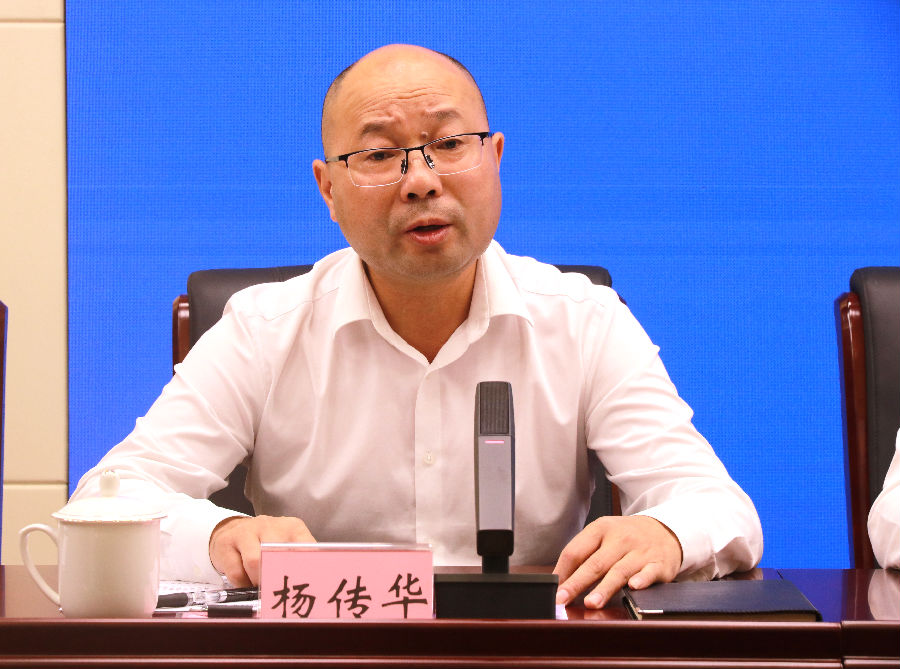 杨传华介绍洪雅县农业农村绿色发展情况（戚原 摄）