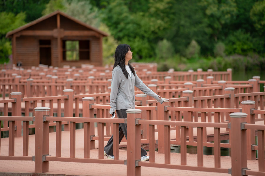 游客穿梭在阿克苏国家湿地公园亭台水榭之间 （梁钟副 摄）