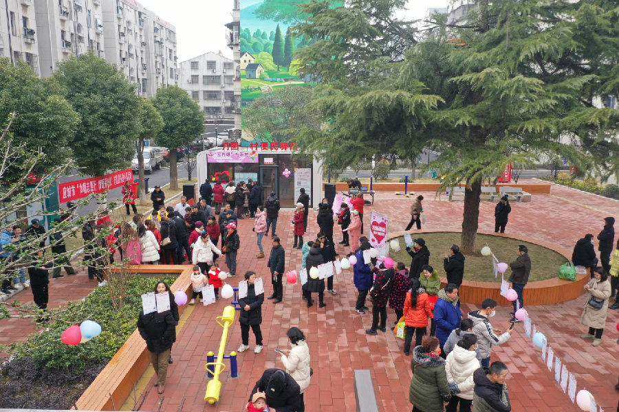 月圆小区相亲角吸引居民前来围观咨询（冯璇 摄）