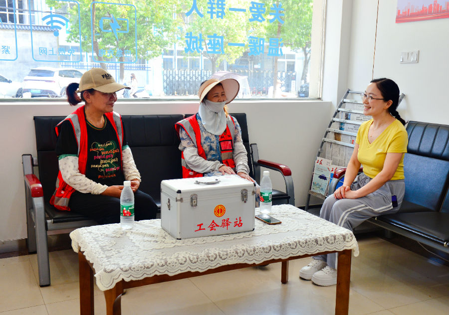 清洁阿姨在工会城市驿站休憩纳凉（彭涛 摄）