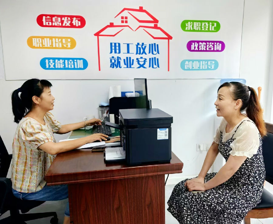 求职者在城中街道新河社区城市驿站进行求职登记（张国宏 摄）