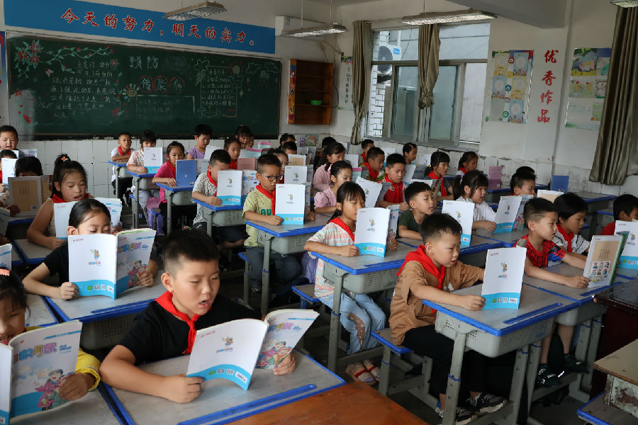 同学们正在进行课外阅读（王华 摄）