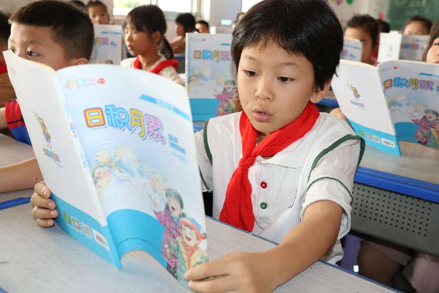 同学们正在进行课外阅读（王华 摄）