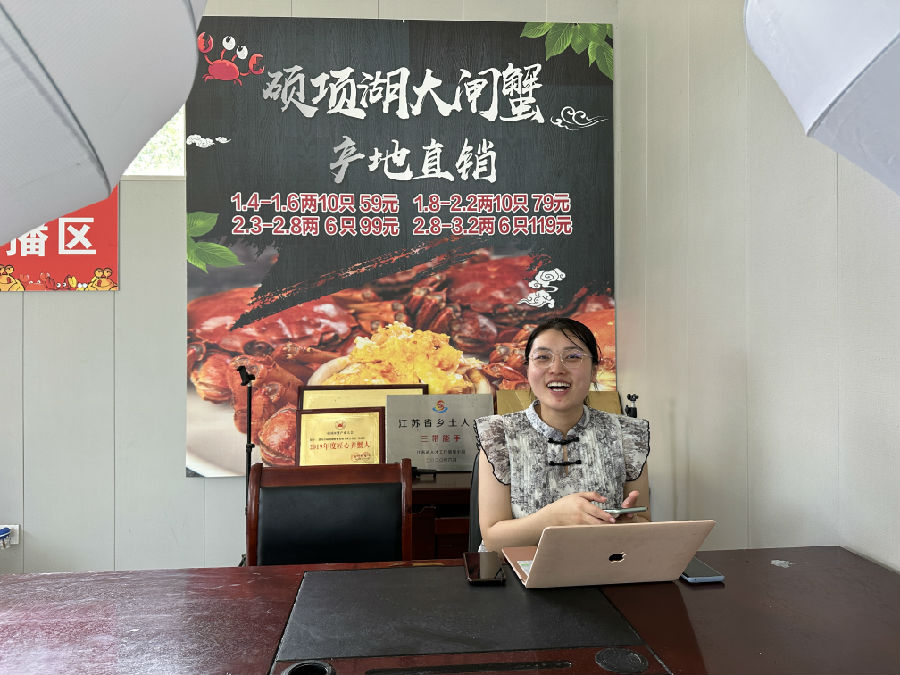 网络直播卖螃蟹（张伟伟摄）