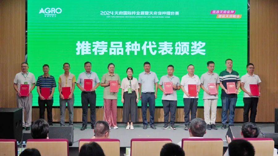 沈丽、马晖为获选代表颁奖 （戚原 摄）