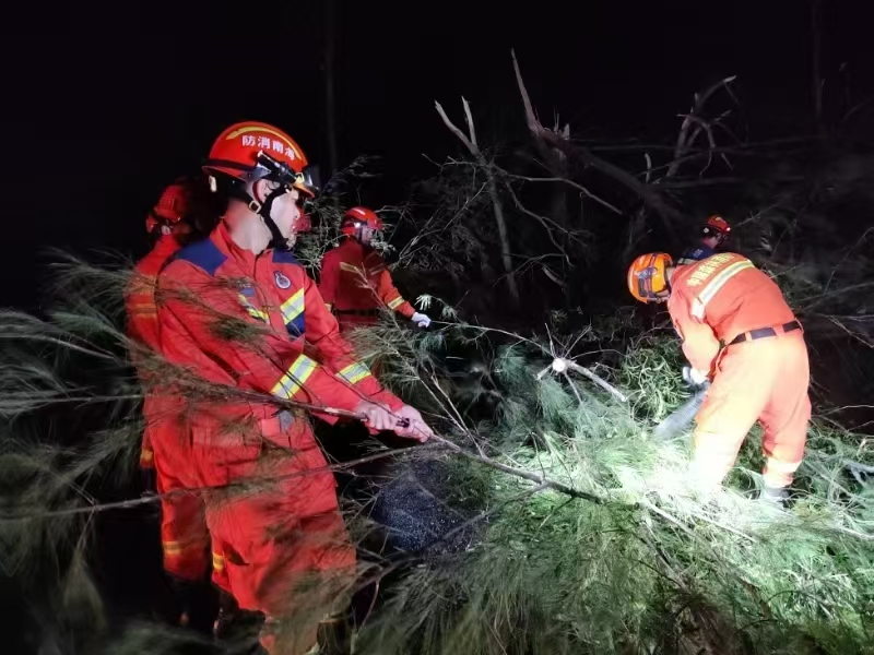 文昌消防清理路障（ 张小瑜 摄）