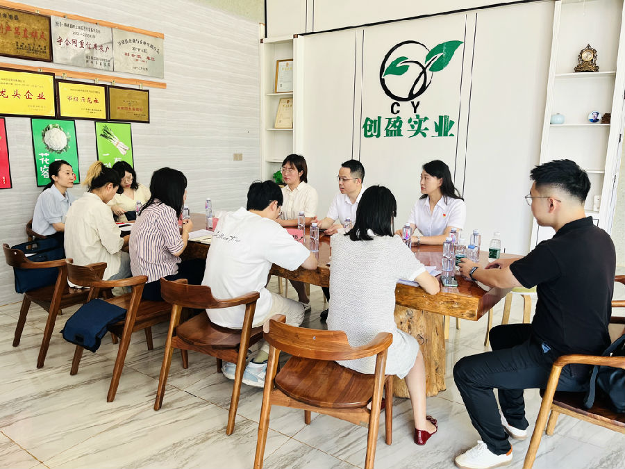 邮储银行漳州市分行工作人员与创盈实业负责人交流“深土花菜”地标使用情况 （陈淑惠 摄）