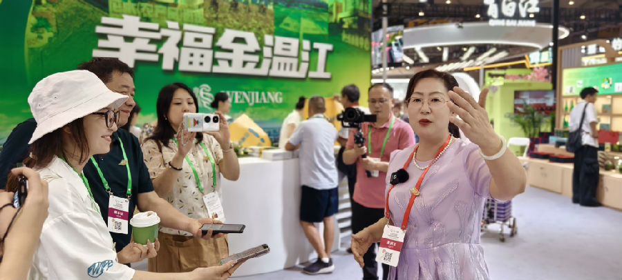 引导观展游客进行沉浸式互动体验（戚原 摄）