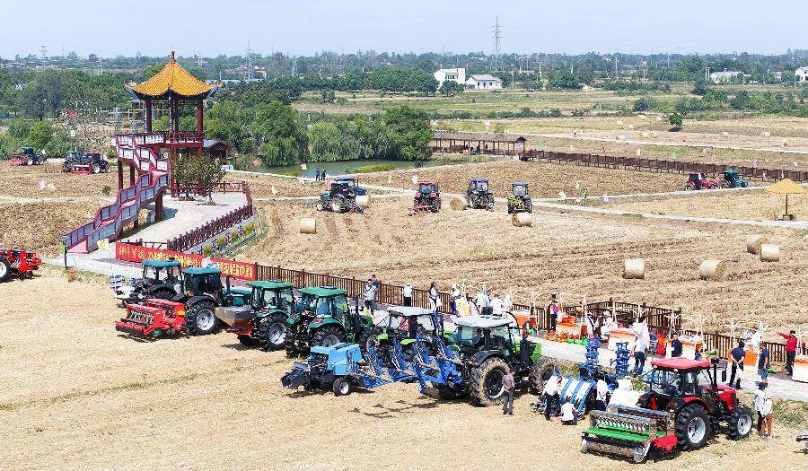活动现场展示现代化农机（张彩云 摄）