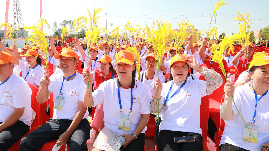 活动现场热情洋溢的观众（张彩云 摄）