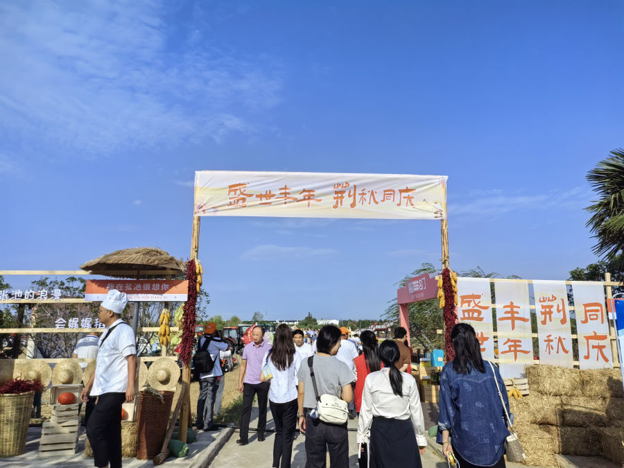 特色农副产品展示区（余惠玲 摄）