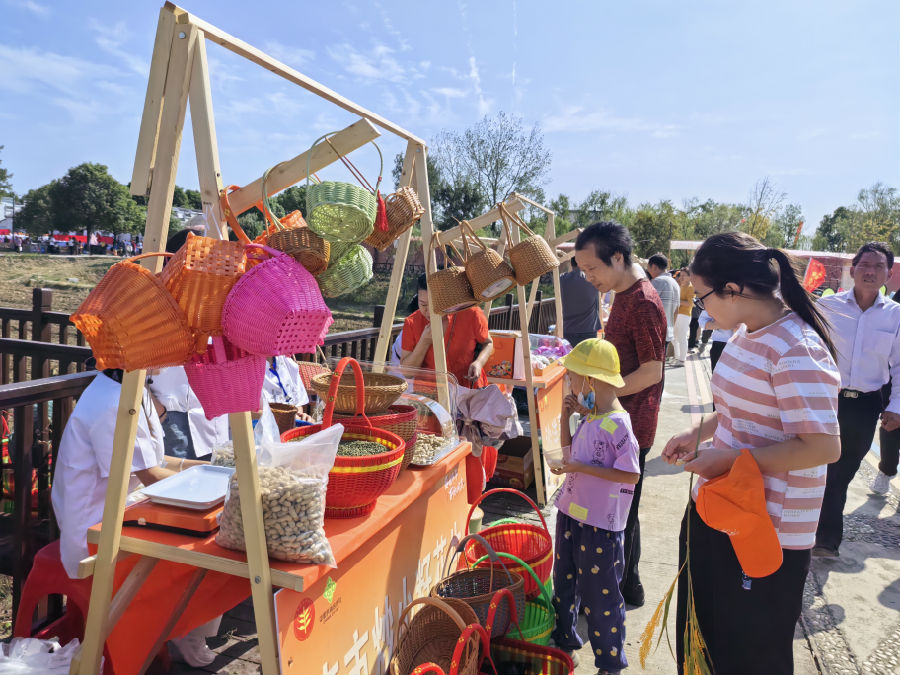 消费者前来选购（余惠玲 摄）