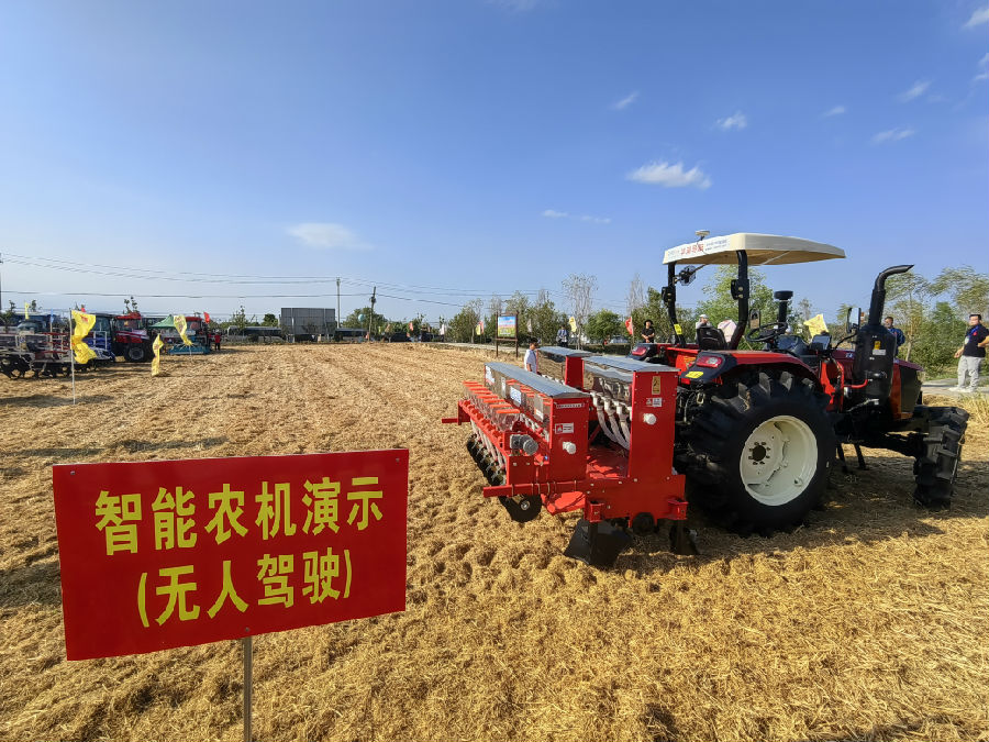 现场展示的无人驾驶农机（余惠玲 摄）