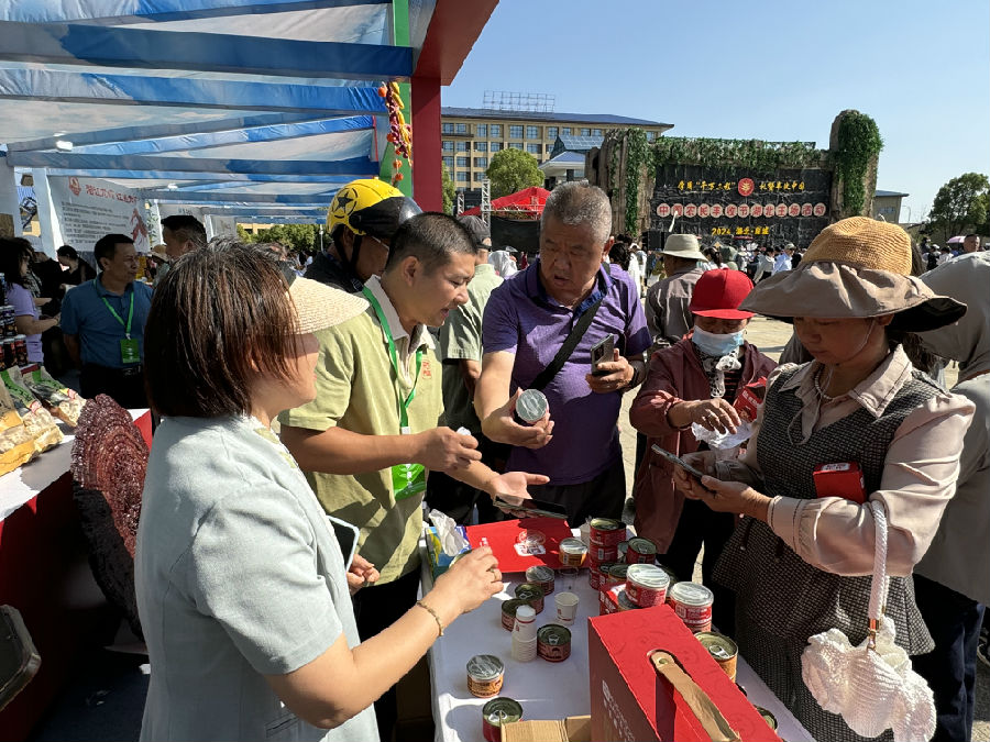 图为消费者在优质农产品展销会上品鉴、采购（孙缙摄）