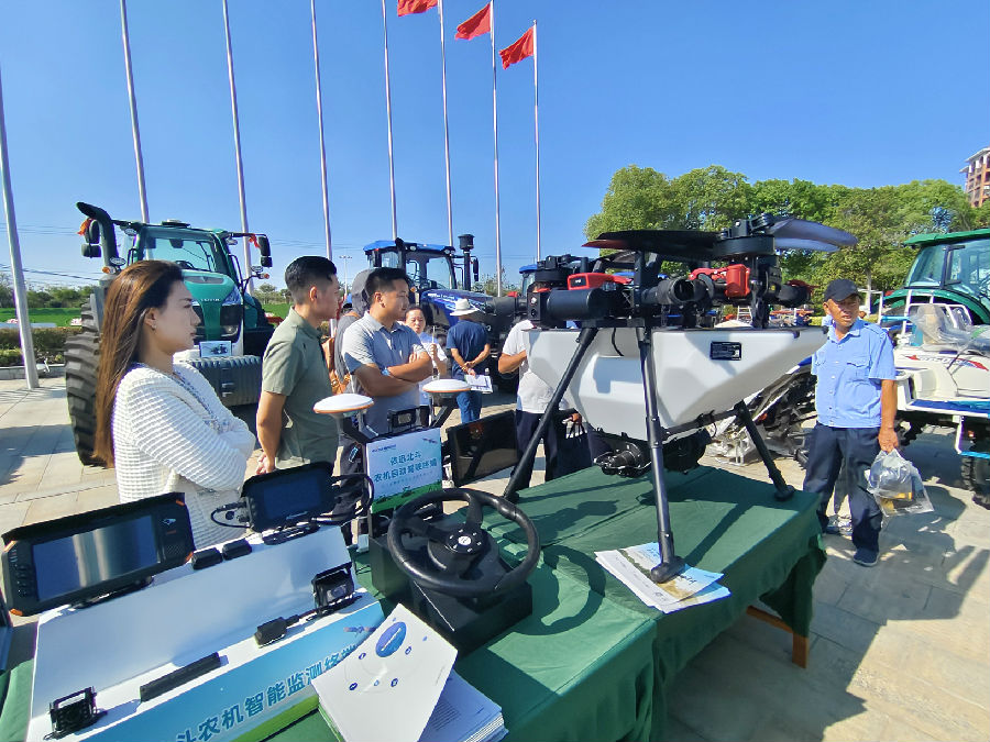 图为现代农机装备展区（孙缙摄）