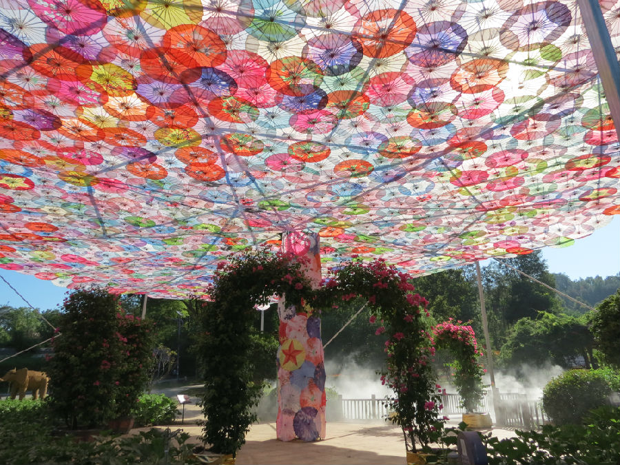  油纸伞打造的“天空之伞”拍照景点（童曙明 摄）