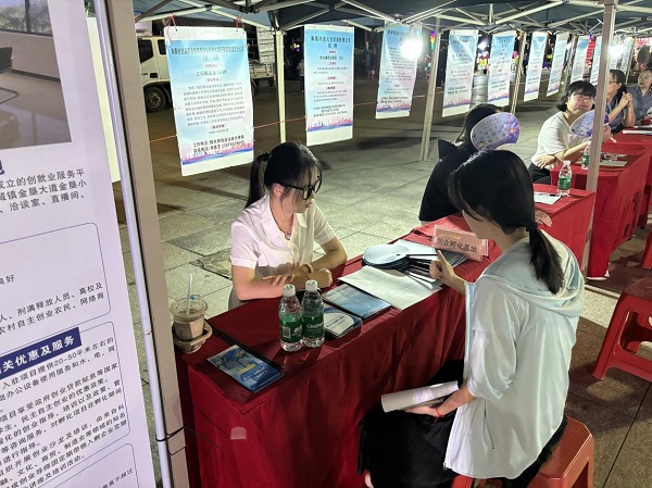 求职者与招聘工作人员面对面交流（吉薇 摄）