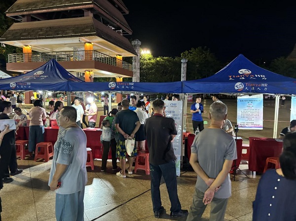 招聘会活动现场（吉薇 摄）