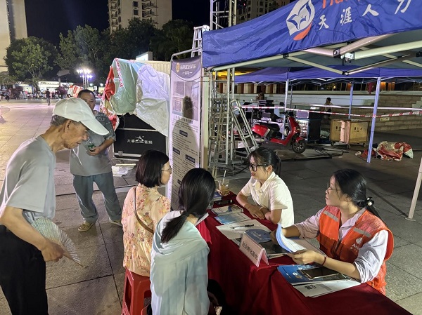 招聘工作人员耐心解答求职者的咨询（吉薇 摄）