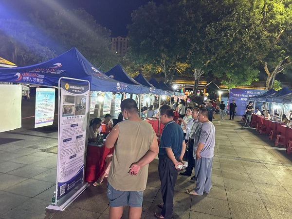 招聘会活动现场（吉薇 摄）