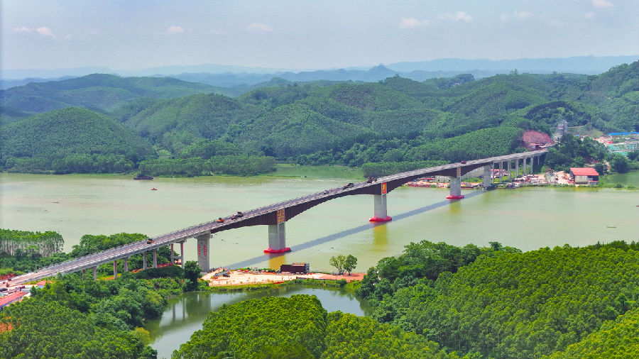 9月27日，跨径1800型波形钢腹板连续刚构桥飞龙大桥正式通车（唐建军 摄）