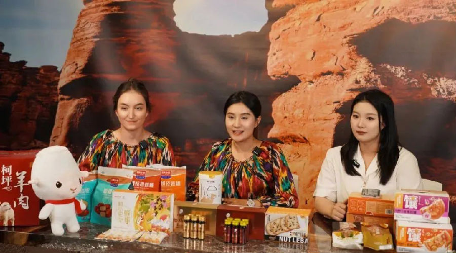 图为直播售卖特色农产品（艾克拜尔 摄）