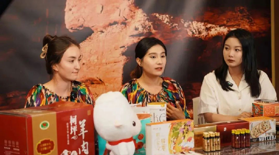 图为直播团队（艾克拜尔 摄）