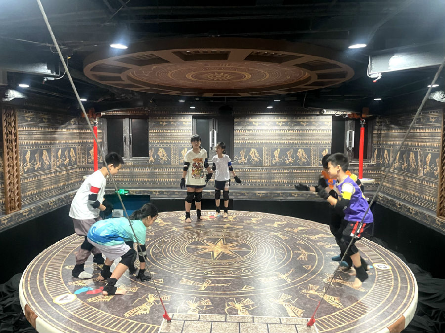 图为孩子们在“鲁班奇幻工厂”体验浑天阵项目（陈思宇 摄）