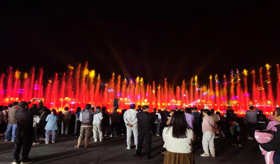 图为郧西县上津古城秀吸引游客驻足观看（周晓红 摄）