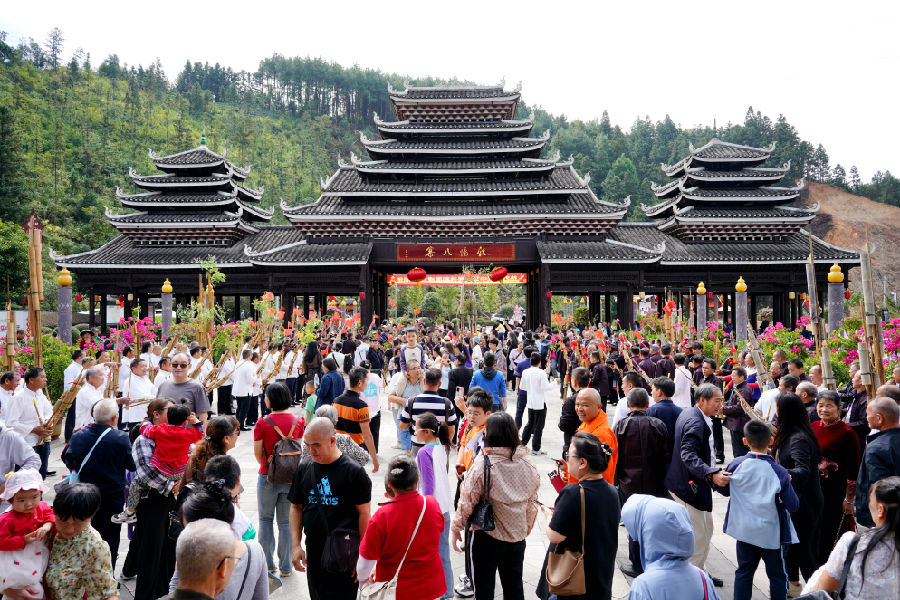 图为程阳八寨景区用传统民俗“芦笙”舞迎接八方来客（谢子聪 摄）