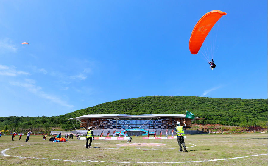 图为运动员准备降落（刘嫣 摄）