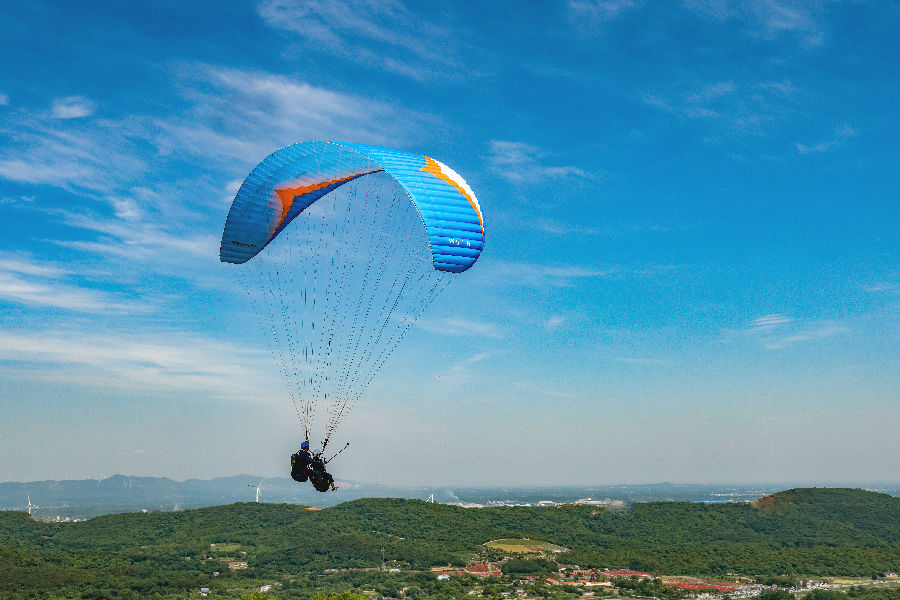 图为游客在圣境山滑翔基地体验滑翔伞项目（刘嫣 摄）