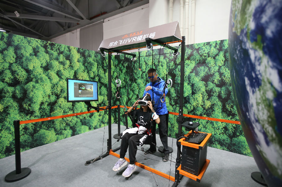 图为游客正在体验综合飞行VR（刘嫣 摄）