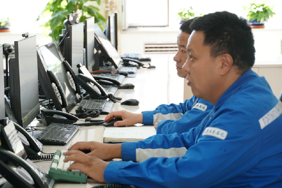 图为中国石油天然气股份有限公司乌鲁木齐石化分公司工作人员通过中控室信息化管理平台查看生产设备运行情况。（冶梓杰 摄 ）