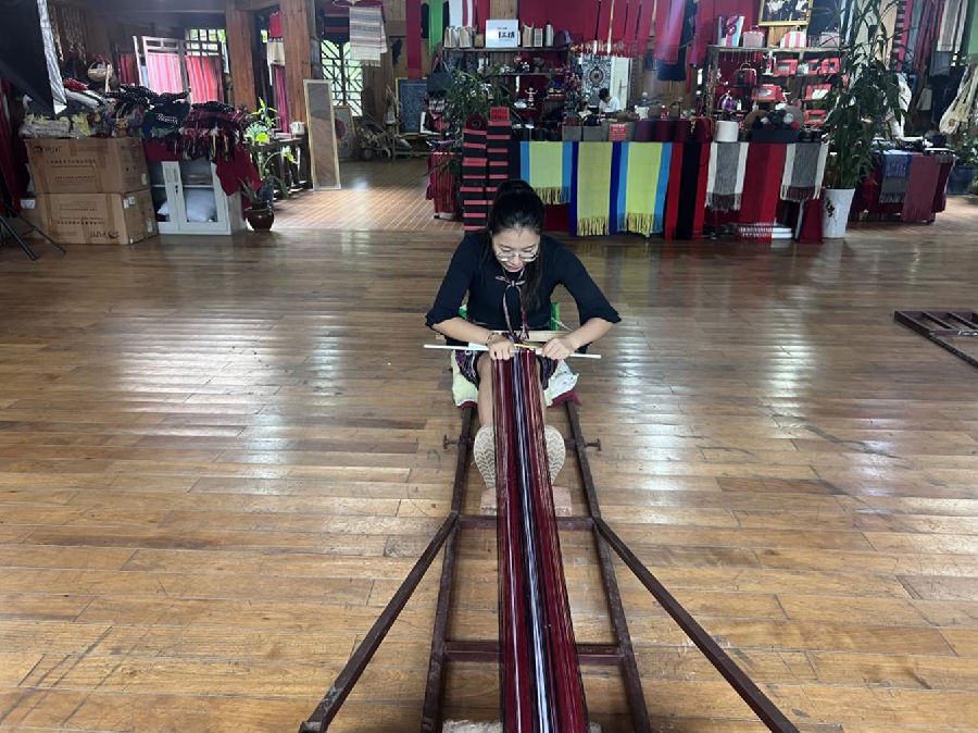 廖静文正在展示佤族织锦（王萍 摄）