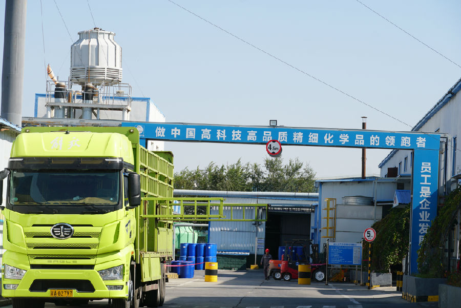 图为米东区化工工业园化工产业集中区（化工园区）内的一家精细化工企业正在外送公司产品（冶梓杰 摄 ）