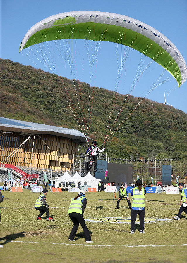 选手精彩落地瞬间(龚文宾 摄) 选手精彩落地瞬间(龚文宾 摄)