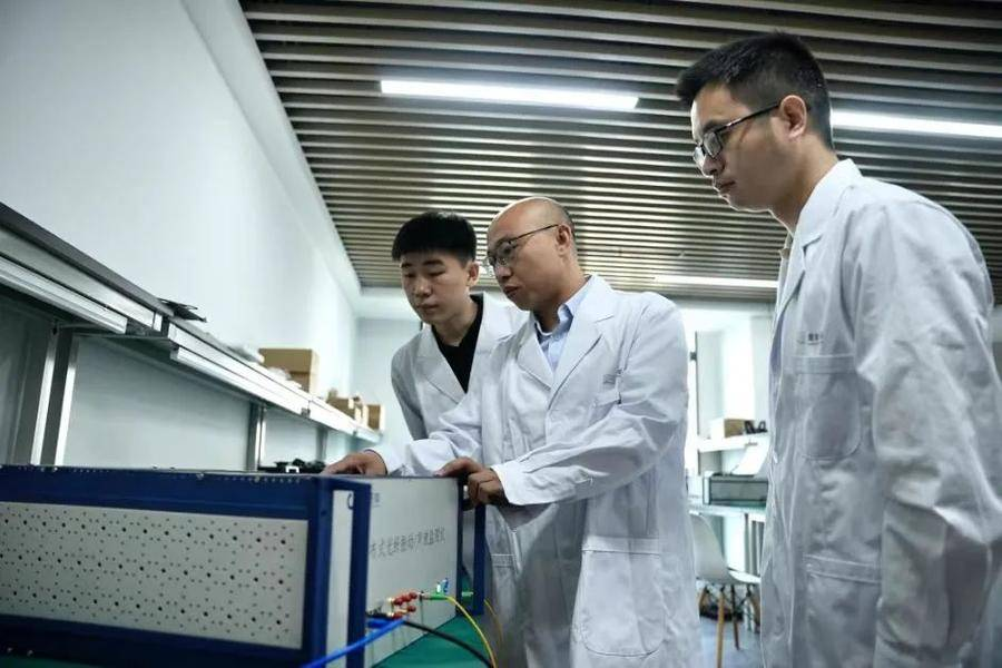 科研人员正在调试设备（卢蜀 摄）