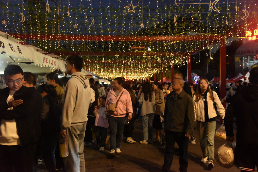 嘉年华美食集市人群络绎不绝（戚原 摄）