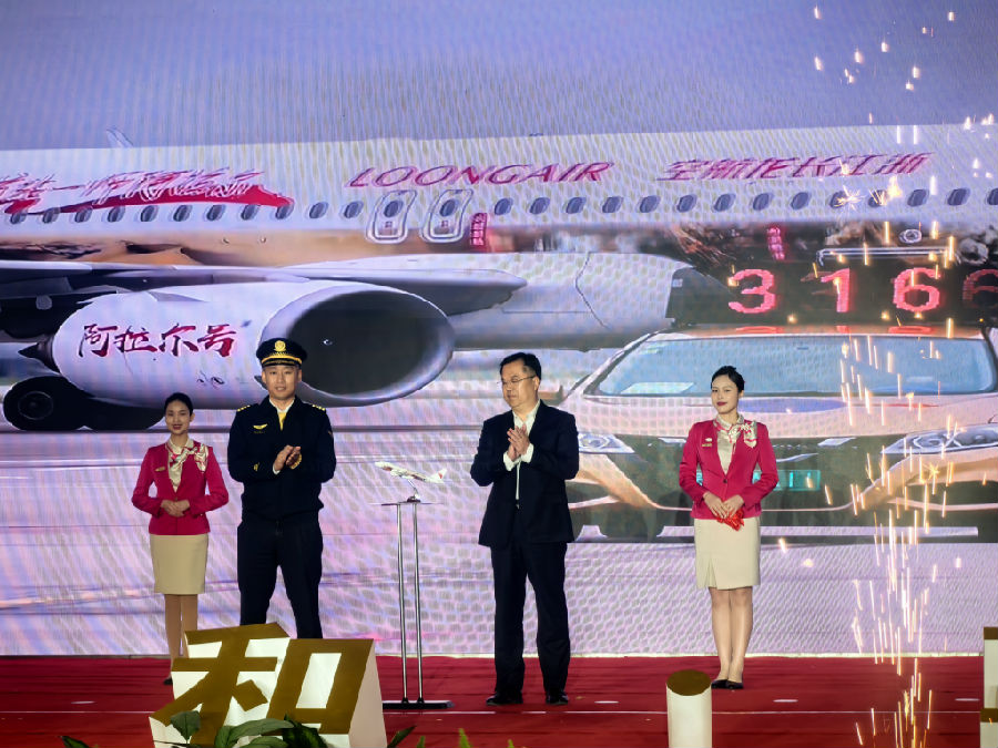 长龙航空“新疆兵团在哪儿 首站一师阿拉尔”冠名阿拉尔号航班正式发布 （查燕荣 摄）
