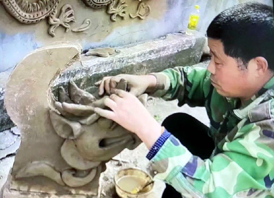 张付龙在捏塑脊兽（杨士奎 摄）