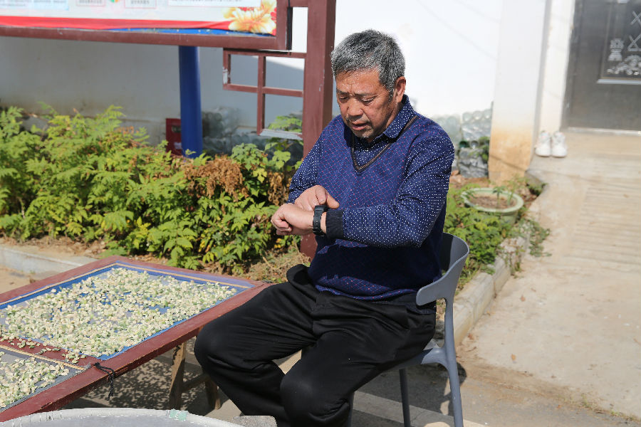 安陆市棠棣镇棠棣社区居民通过智能手环查看自身心率、血压等健康数据。（刘壮 摄）刘壮 摄.JPG