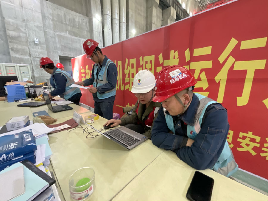 安装调试，一丝不苟。（申维祖 摄）