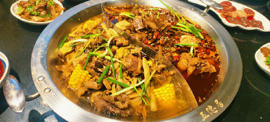 剑门土鸡很受游客喜爱 （戚原 摄）