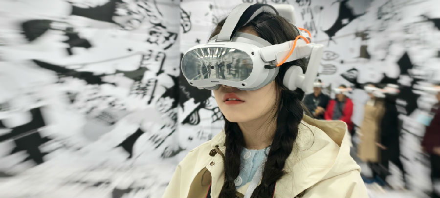 游客体验《千年奇遇剑门关》VR项目 （戚原 摄）