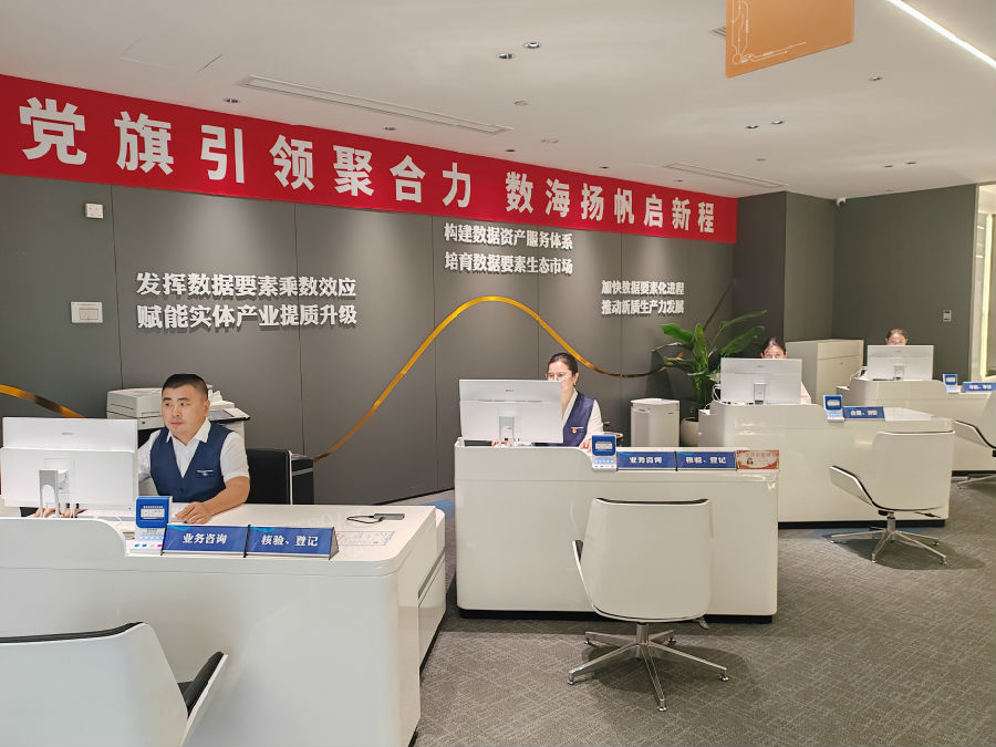 党员示范岗一线服务用户。（黄圣捷 摄）